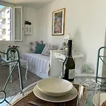 Centre With Private Sunny Terrace 公寓 *