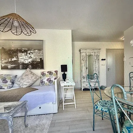 Апартаменти Centre With Private Sunny Terrace